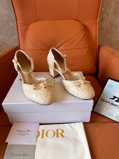 Zapatos de salón Dior J'Adior con tira trasera: piel acolchada beige con lazo de perla