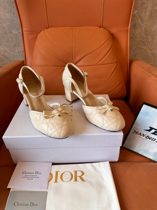 Zapatos de salón Dior J'Adior con tira trasera: piel acolchada beige con lazo de perla