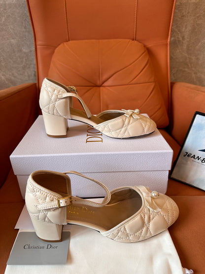 Zapatos de salón Dior J'Adior con tira trasera: piel acolchada beige con lazo de perla