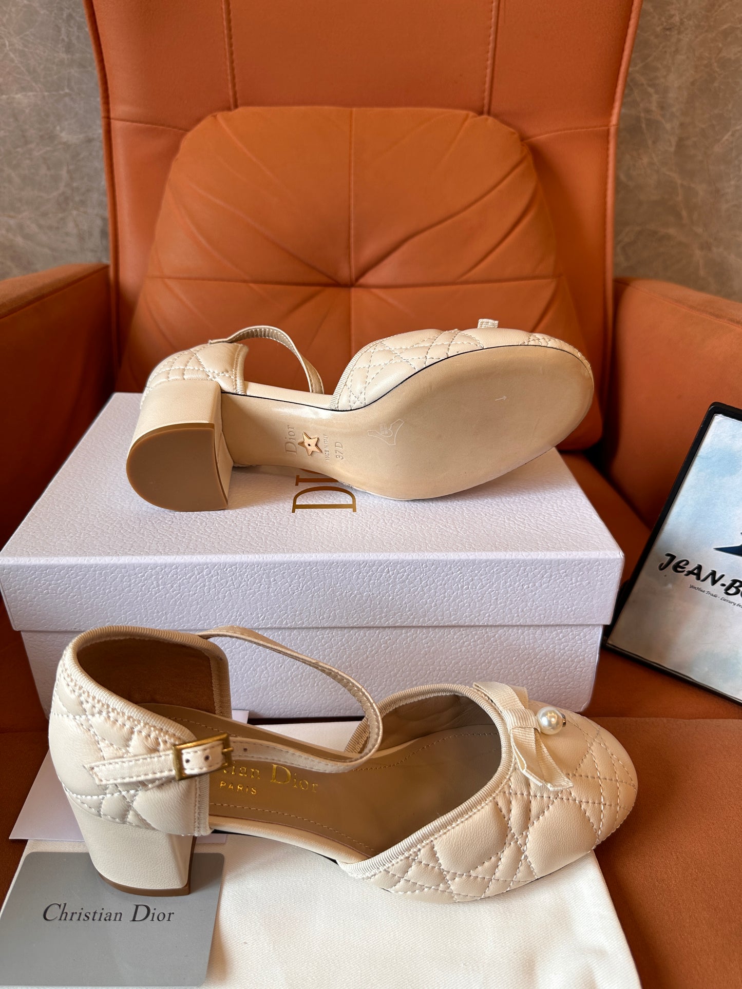 Zapatos de salón Dior J'Adior con tira trasera: piel acolchada beige con lazo de perla