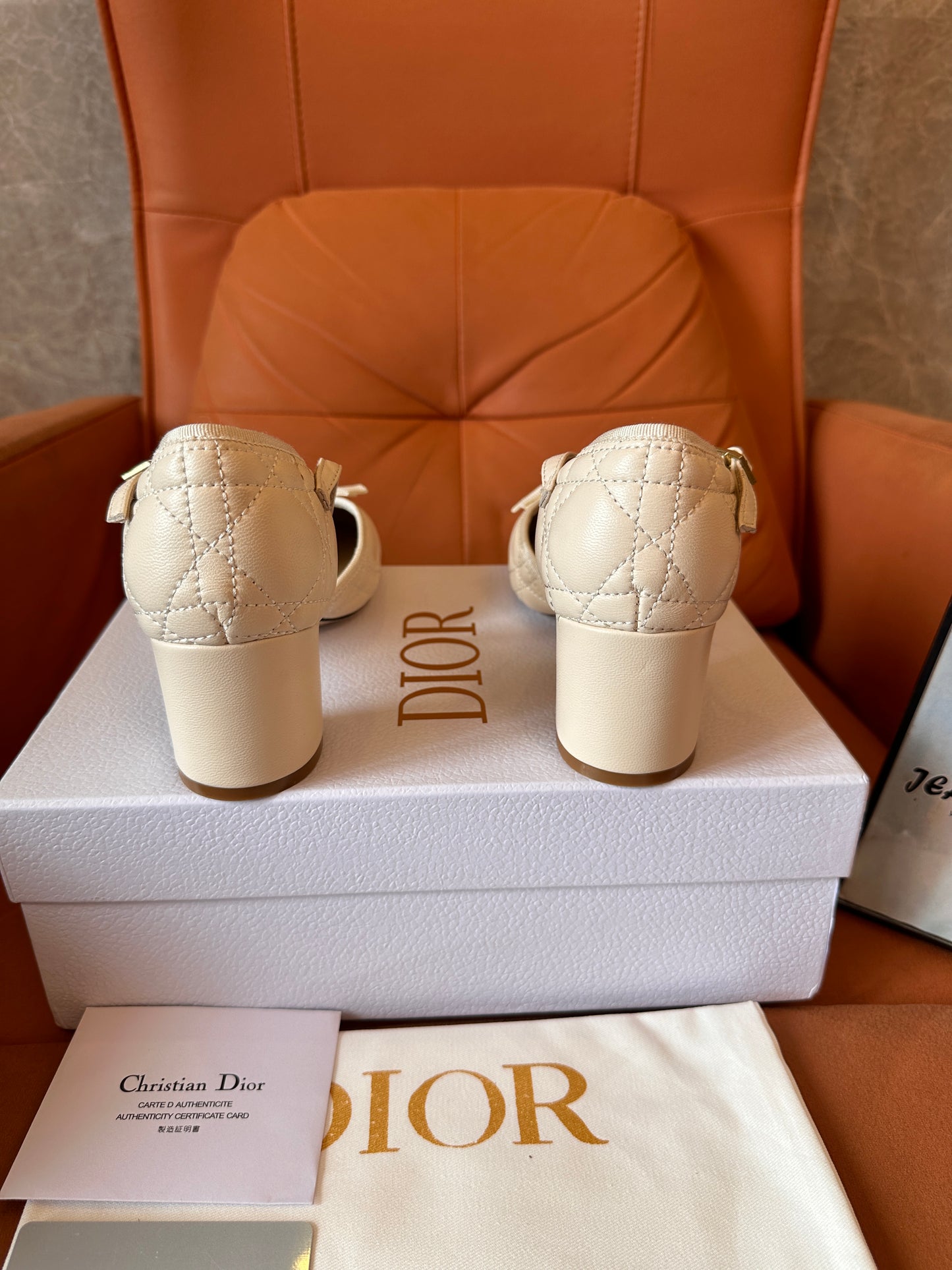 Zapatos de salón Dior J'Adior con tira trasera: piel acolchada beige con lazo de perla