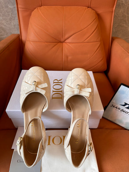 Zapatos de salón Dior J'Adior con tira trasera: piel acolchada beige con lazo de perla