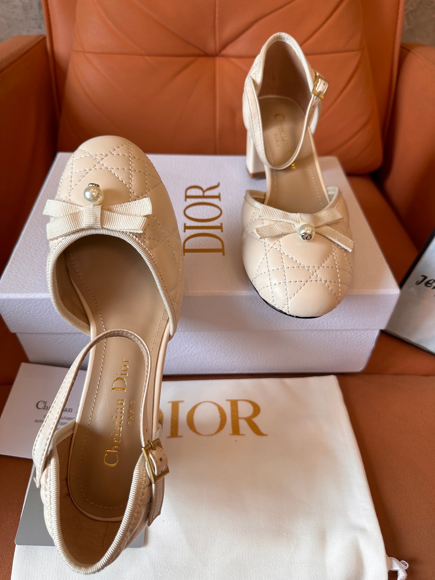 Zapatos de salón Dior J'Adior con tira trasera: piel acolchada beige con lazo de perla
