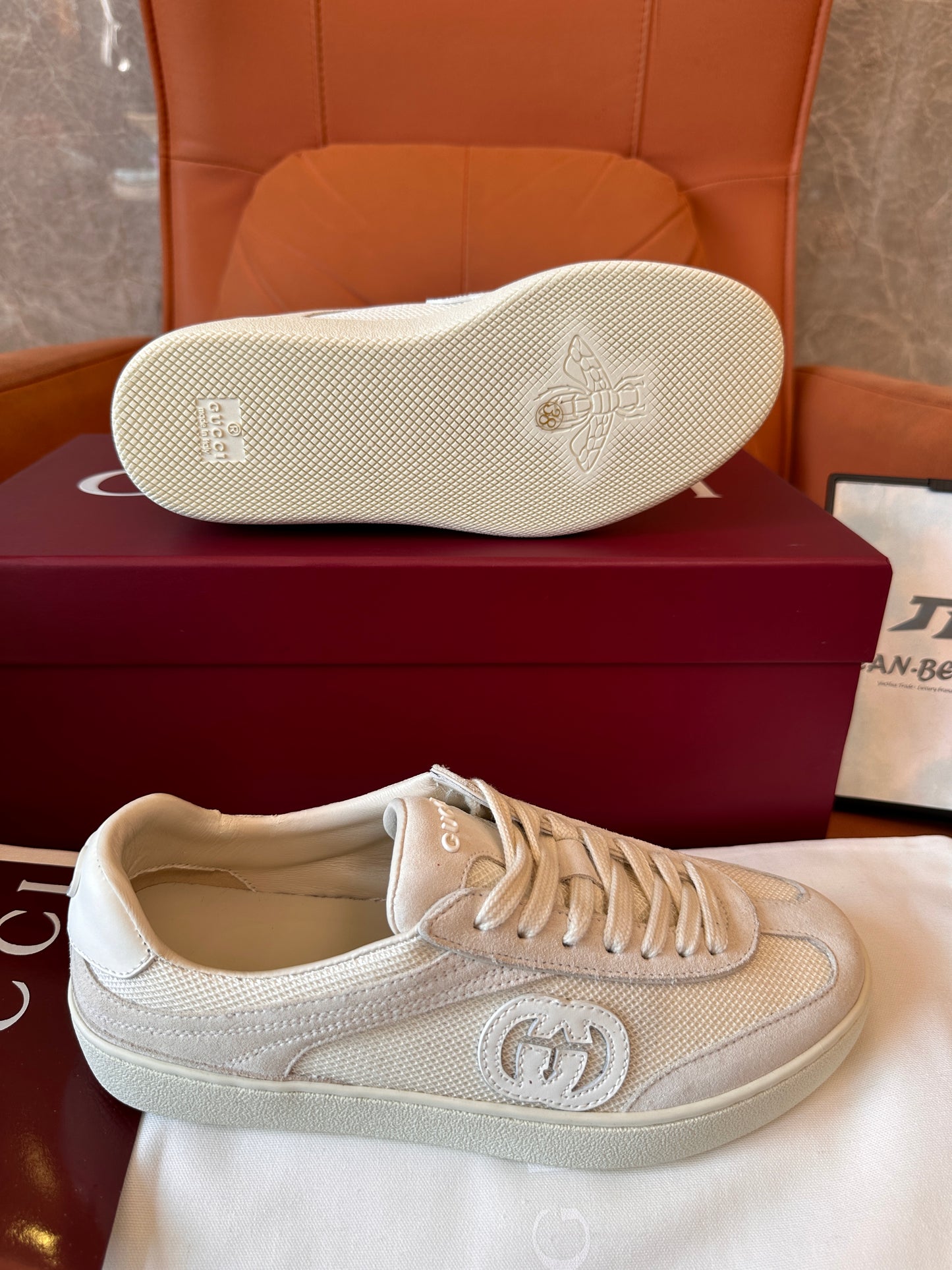 Zapatillas deportivas Gucci de malla GG en blanco roto