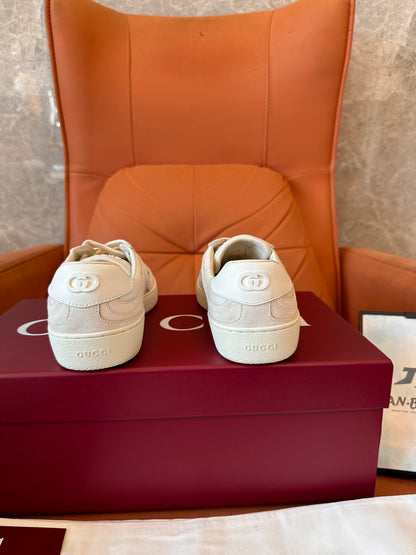 Zapatillas deportivas Gucci de malla GG en blanco roto