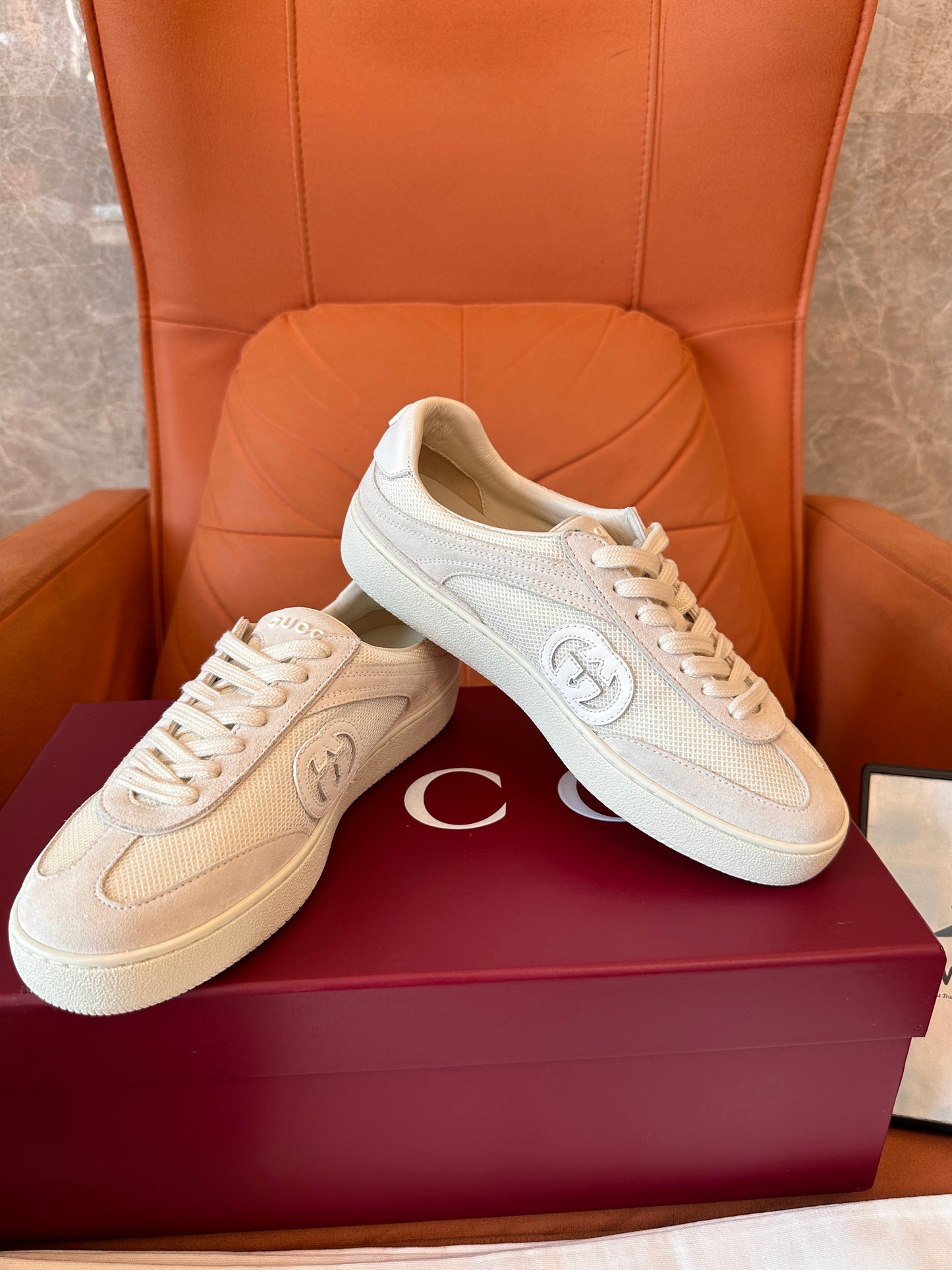 Zapatillas deportivas Gucci de malla GG en blanco roto