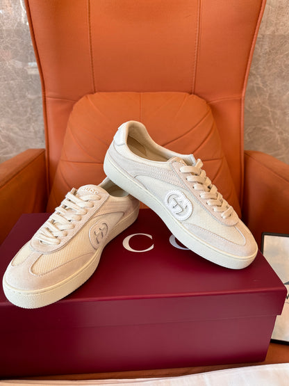 Zapatillas deportivas Gucci de malla GG en blanco roto