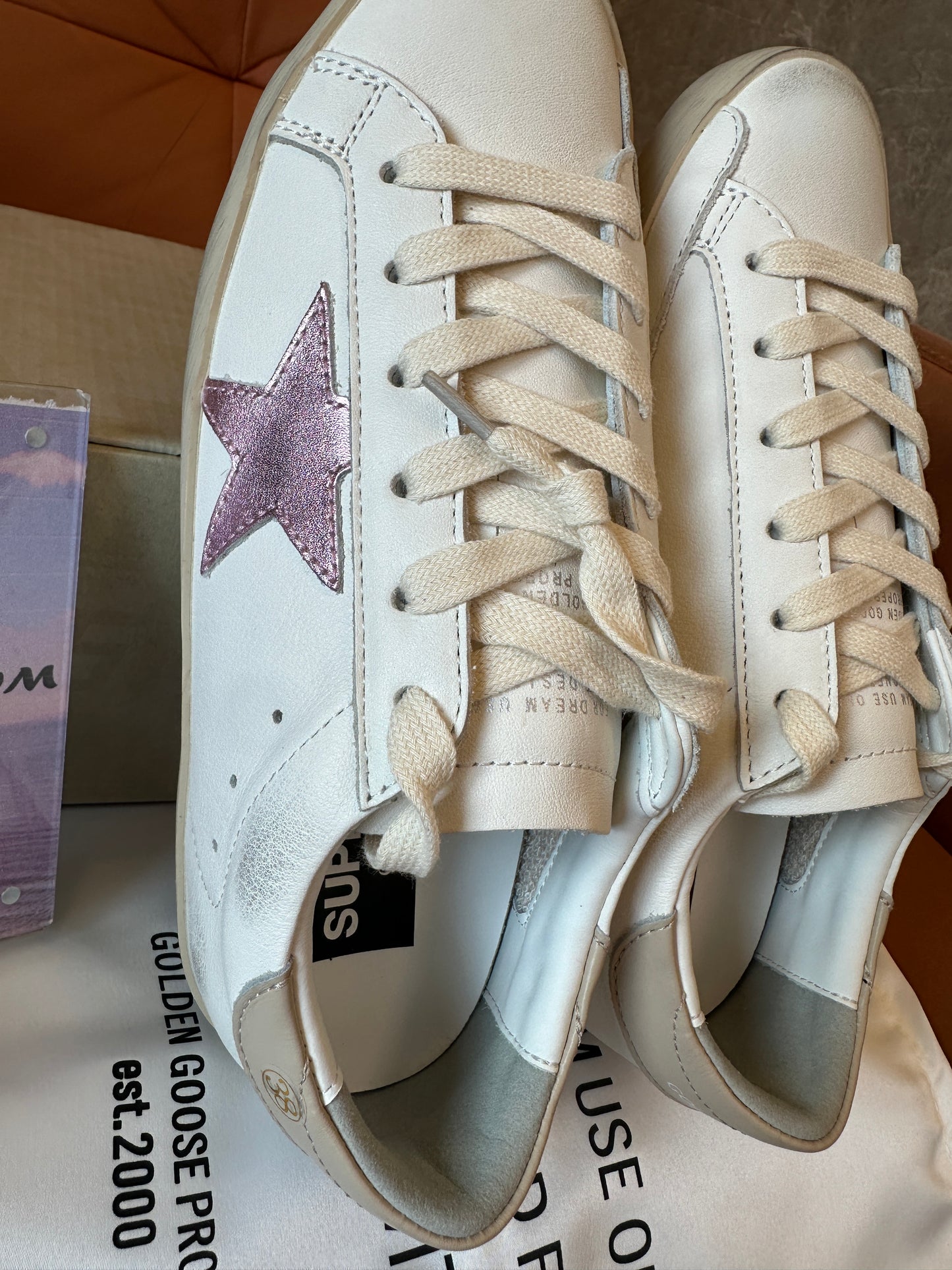 Ténis Golden Goose Super-Star Brancos com Estrela Rosa