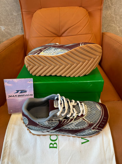 Sapatilhas Bottega Veneta Orbit de Pele e Malha - Borgonha e Prateado