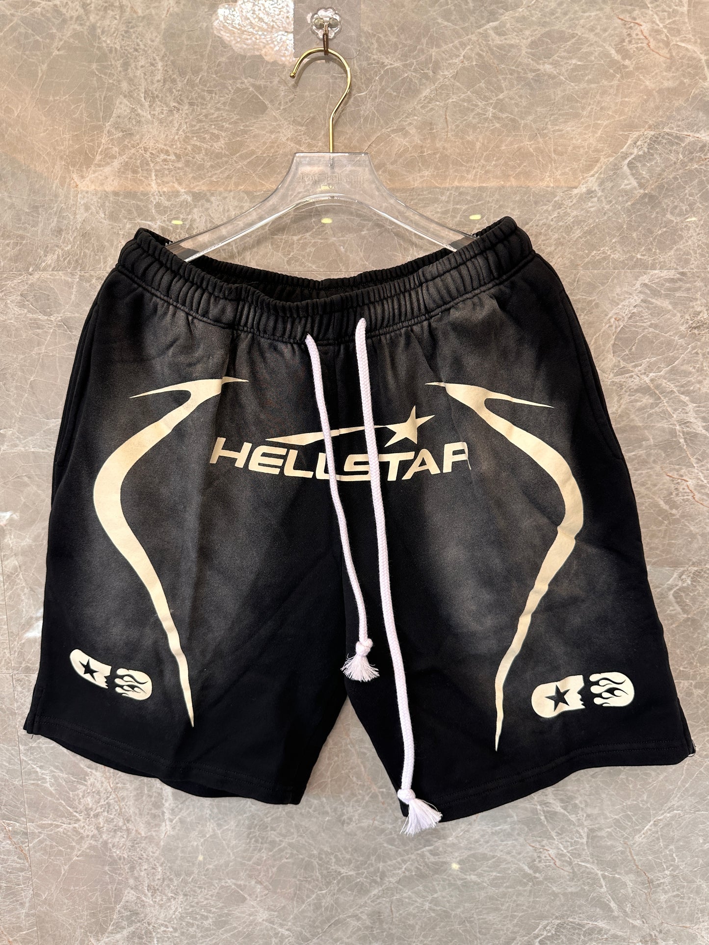Shorts preto Hellstar com estampa gráfica e logo ousado