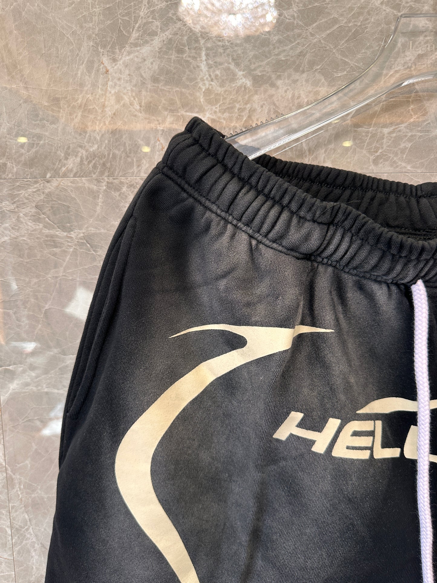 Shorts preto Hellstar com estampa gráfica e logo ousado