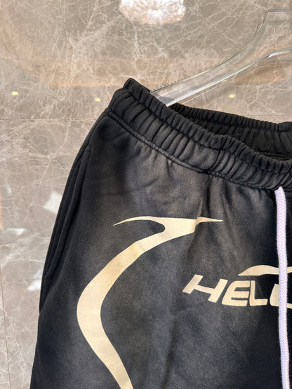 Shorts preto Hellstar com estampa gráfica e logo ousado