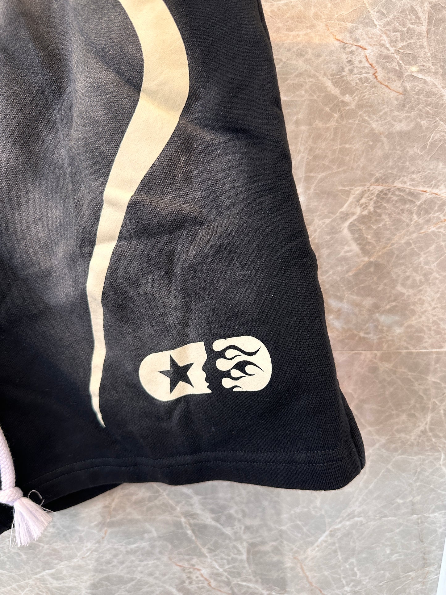 Shorts preto Hellstar com estampa gráfica e logo ousado