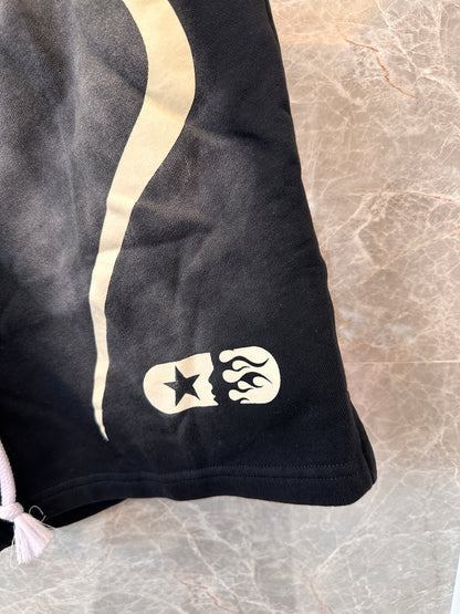Shorts preto Hellstar com estampa gráfica e logo ousado