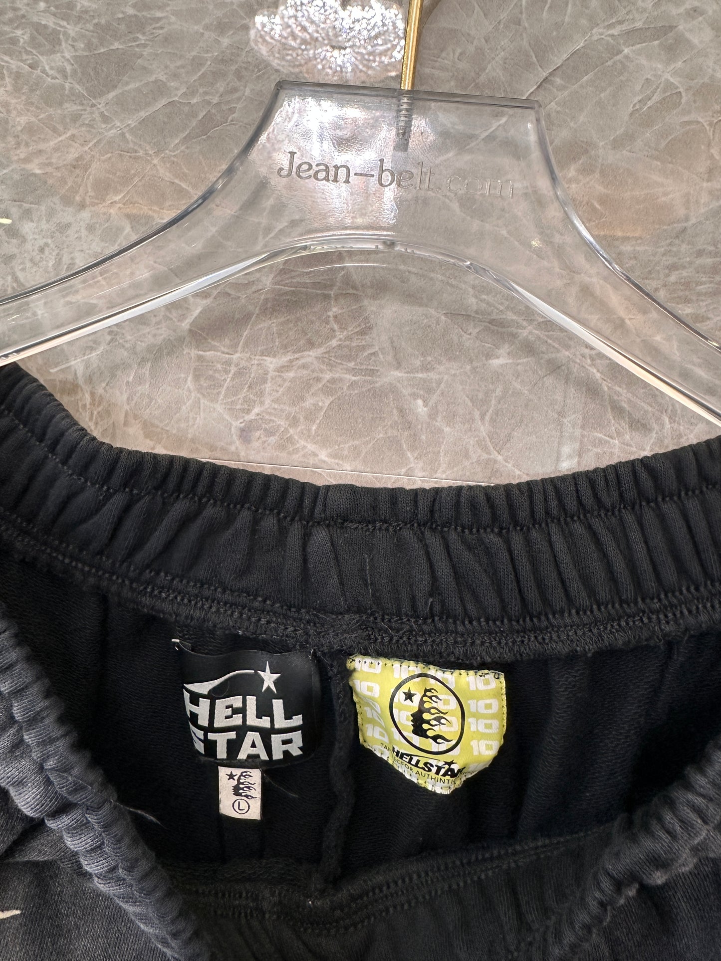 Shorts preto Hellstar com estampa gráfica e logo ousado