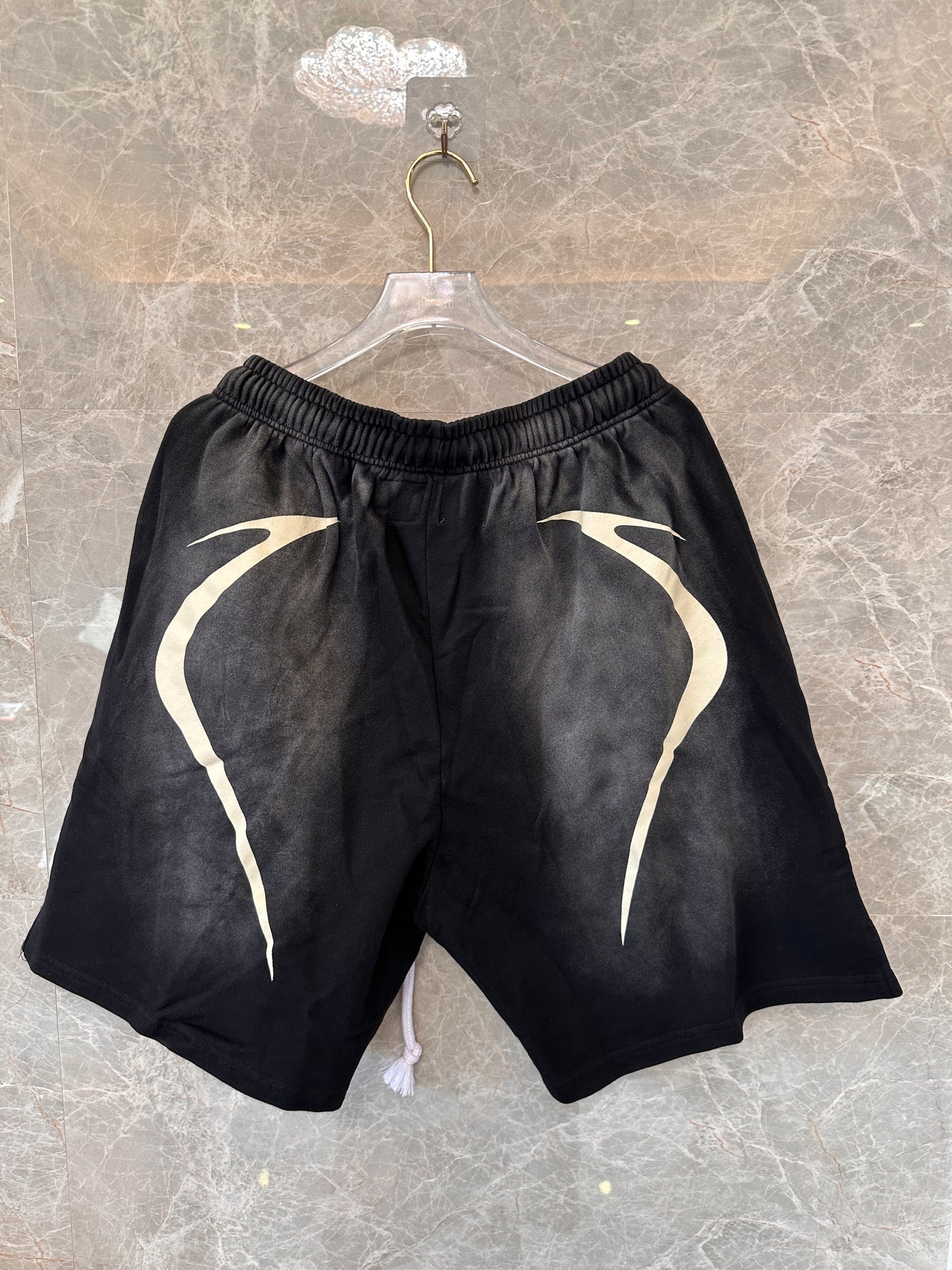 Shorts preto Hellstar com estampa gráfica e logo ousado