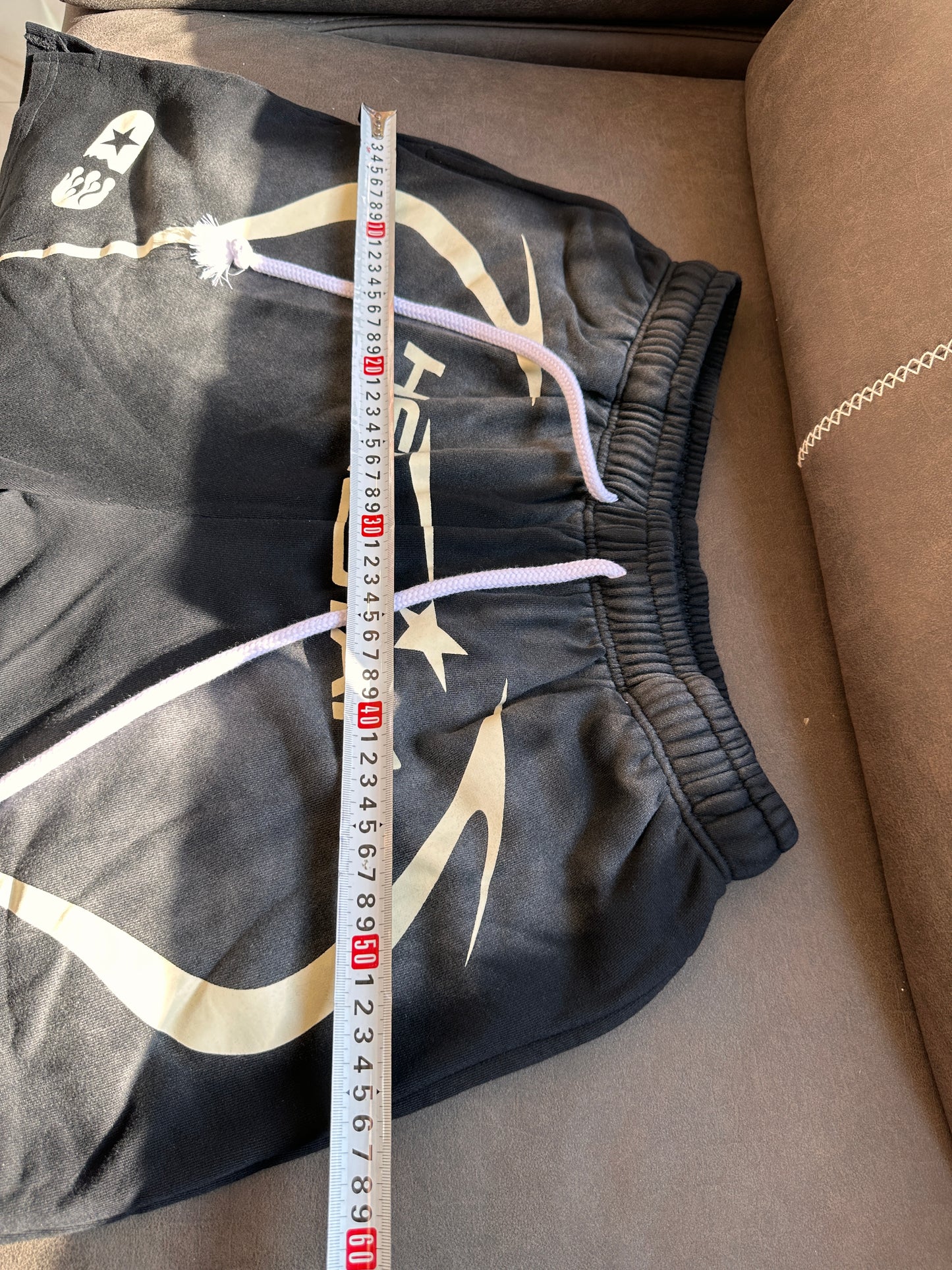 Shorts preto Hellstar com estampa gráfica e logo ousado