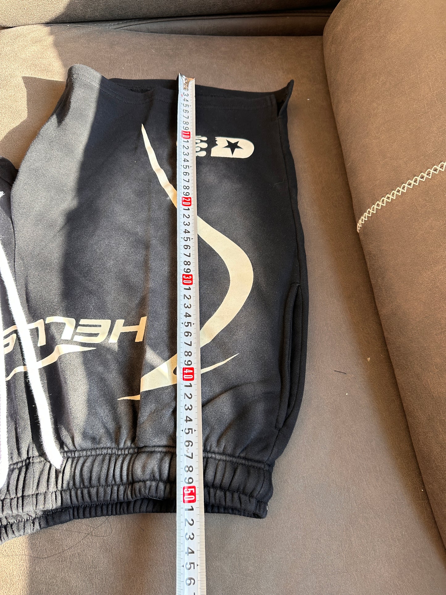 Shorts preto Hellstar com estampa gráfica e logo ousado
