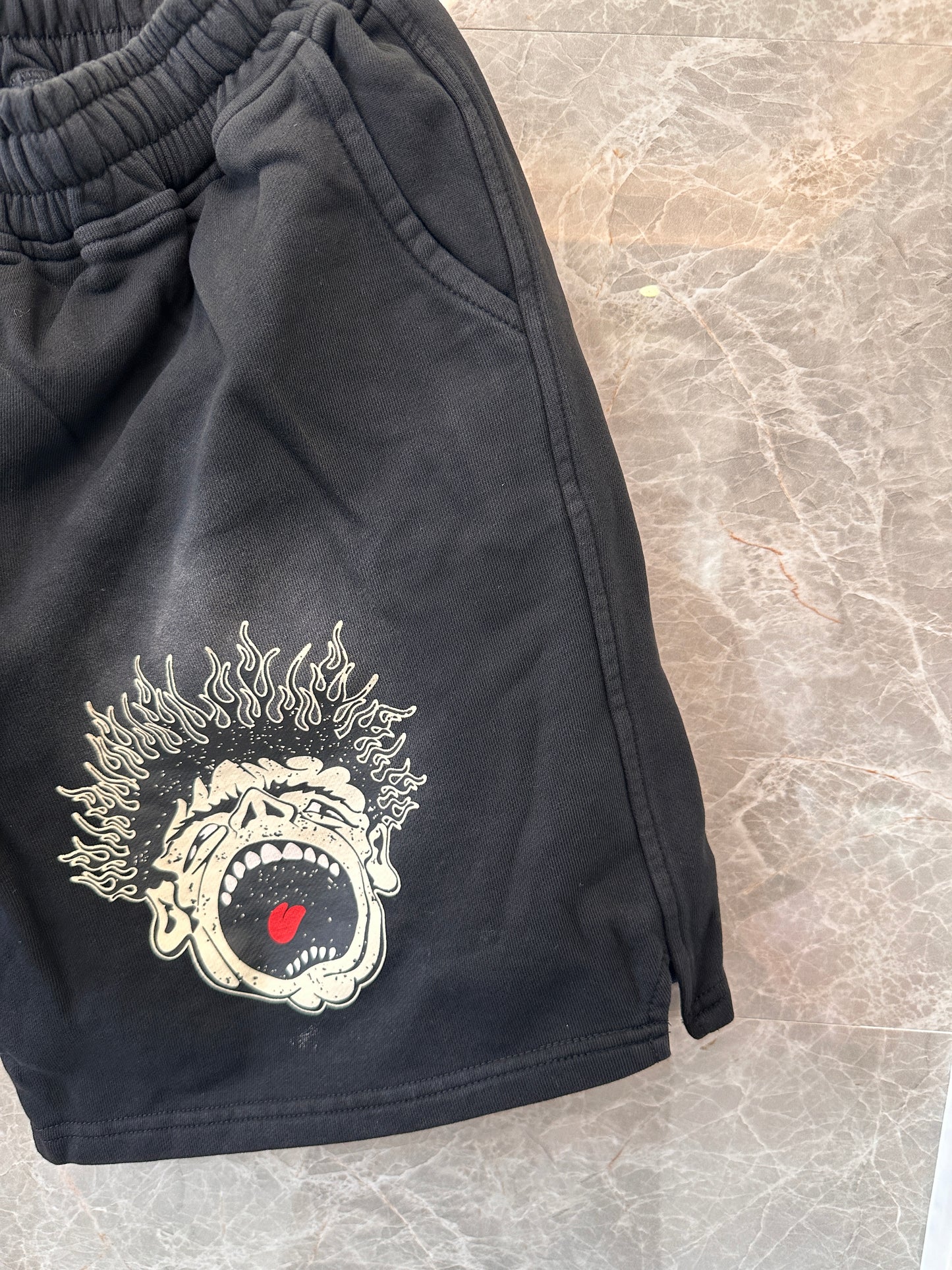 Shorts preto com estampa gráfica Hellstar