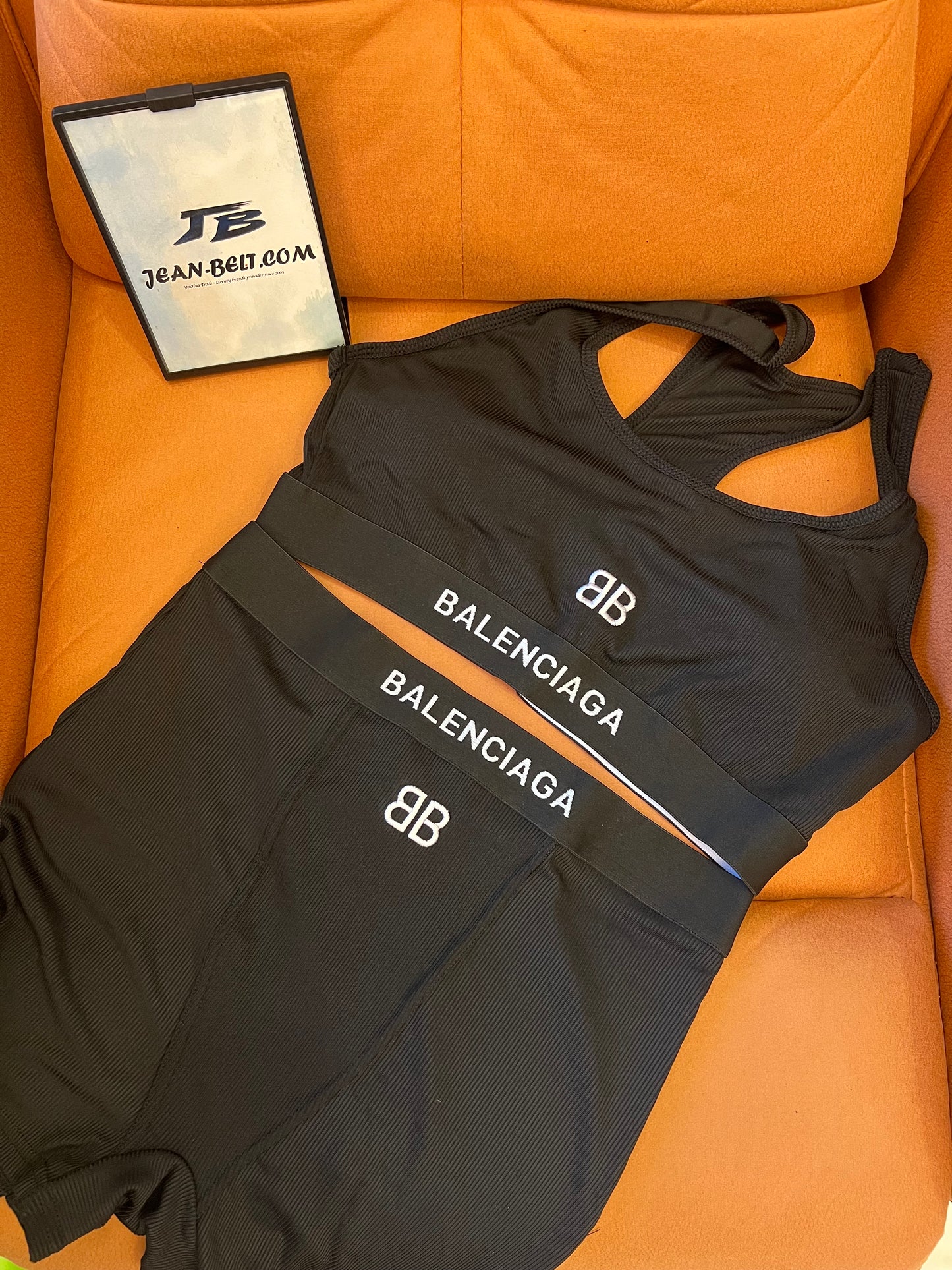 Conjunto deportivo negro de Balenciaga para mujer: top y pantalones cortos elegantes