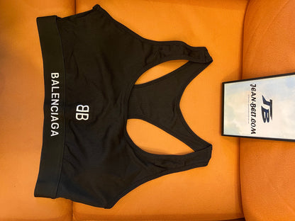 Conjunto deportivo negro de Balenciaga para mujer: top y pantalones cortos elegantes