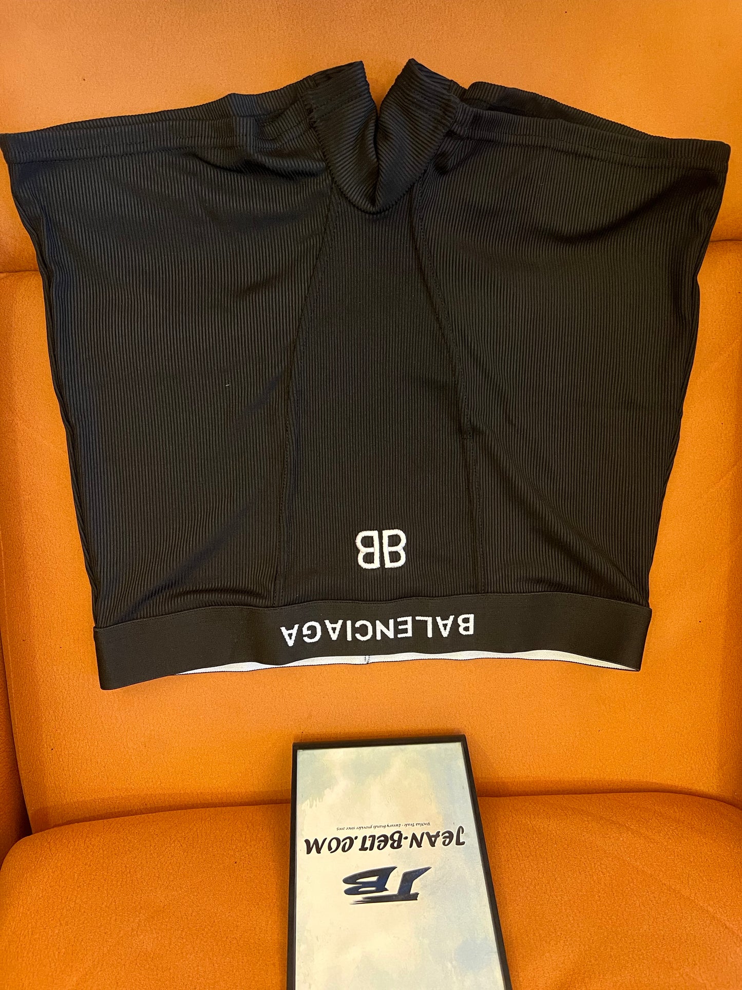 Conjunto deportivo negro de Balenciaga para mujer: top y pantalones cortos elegantes