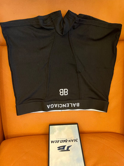 Conjunto deportivo negro de Balenciaga para mujer: top y pantalones cortos elegantes
