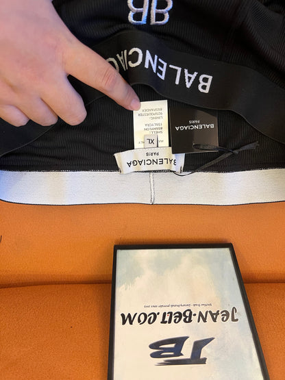 Conjunto deportivo negro de Balenciaga para mujer: top y pantalones cortos elegantes