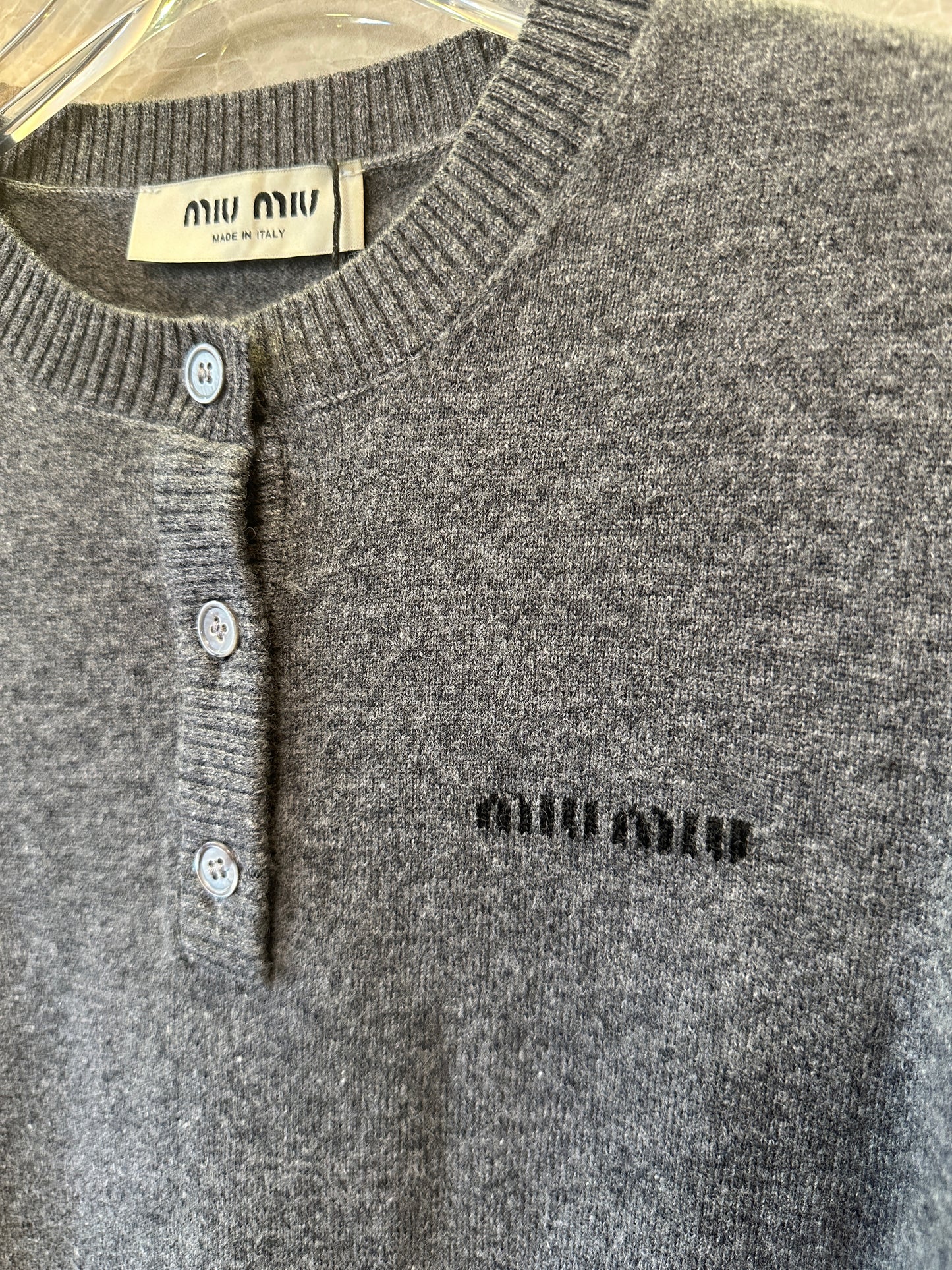 Camisola de Caxemira com Botões Miu Miu em Cinzento Carvão