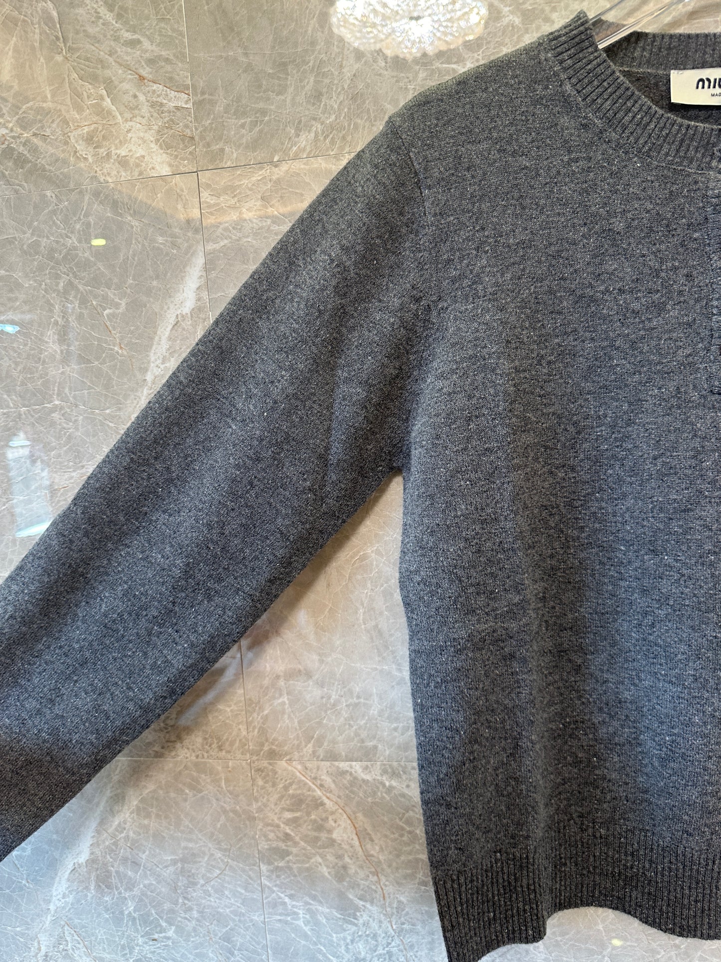 Camisola de Caxemira com Botões Miu Miu em Cinzento Carvão