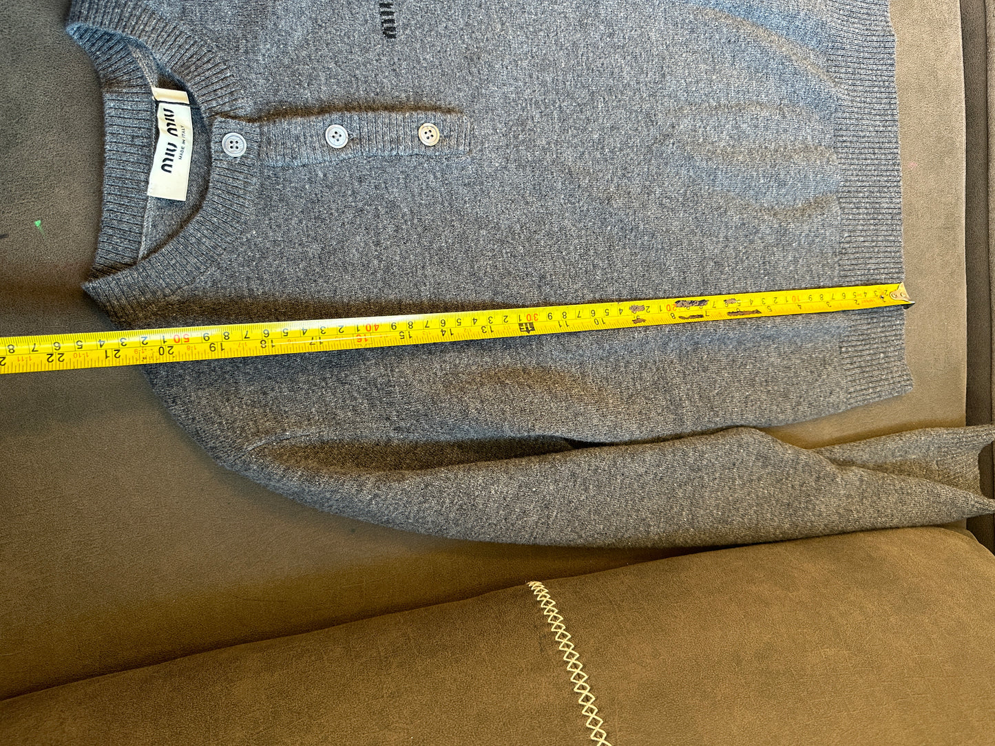 Camisola de Caxemira com Botões Miu Miu em Cinzento Carvão