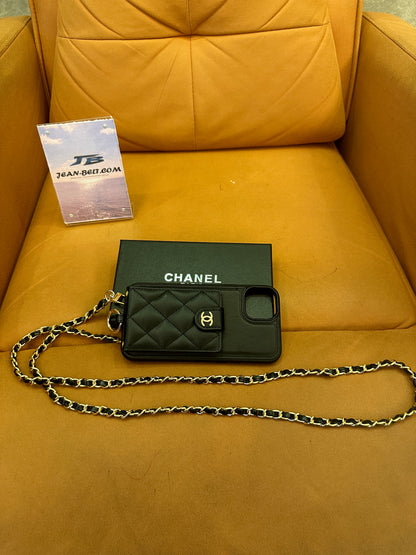 Bolsa para Telemóvel Chanel em Pele Preta Acolchoada com Alça de Corrente e Bolso com Logótipo CC