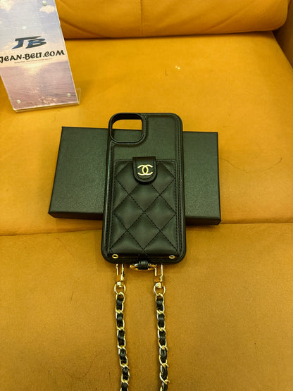 Bolsa para Telemóvel Chanel em Pele Preta Acolchoada com Alça de Corrente e Bolso com Logótipo CC