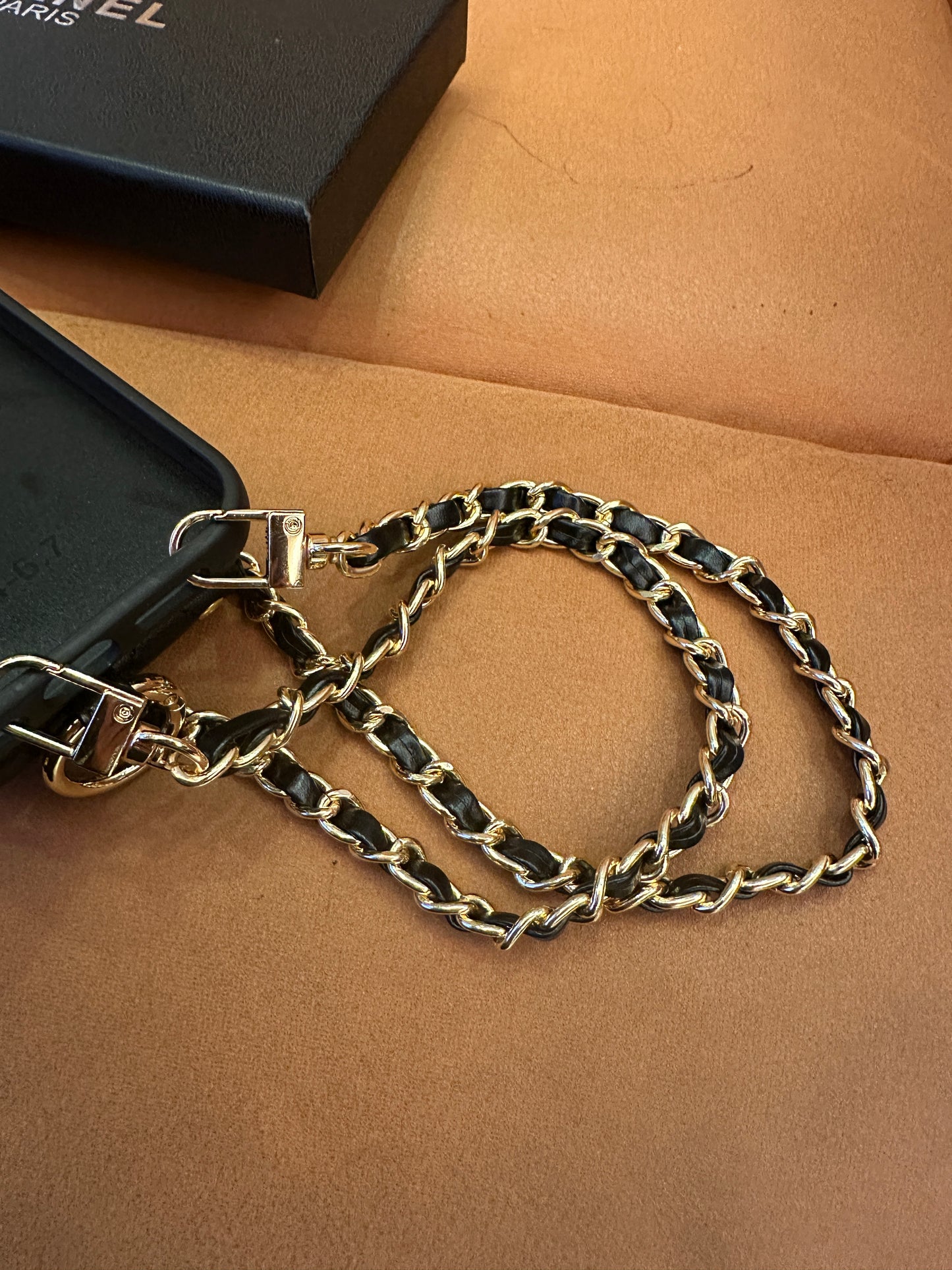 Bolsa para Telemóvel Chanel em Pele Preta Acolchoada com Alça de Corrente e Bolso com Logótipo CC
