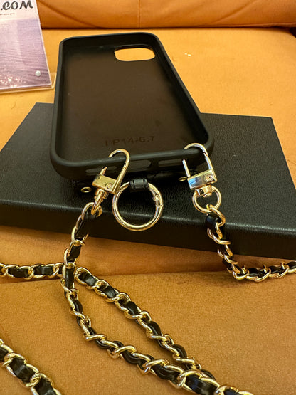 Bolsa para Telemóvel Chanel em Pele Preta Acolchoada com Alça de Corrente e Bolso com Logótipo CC