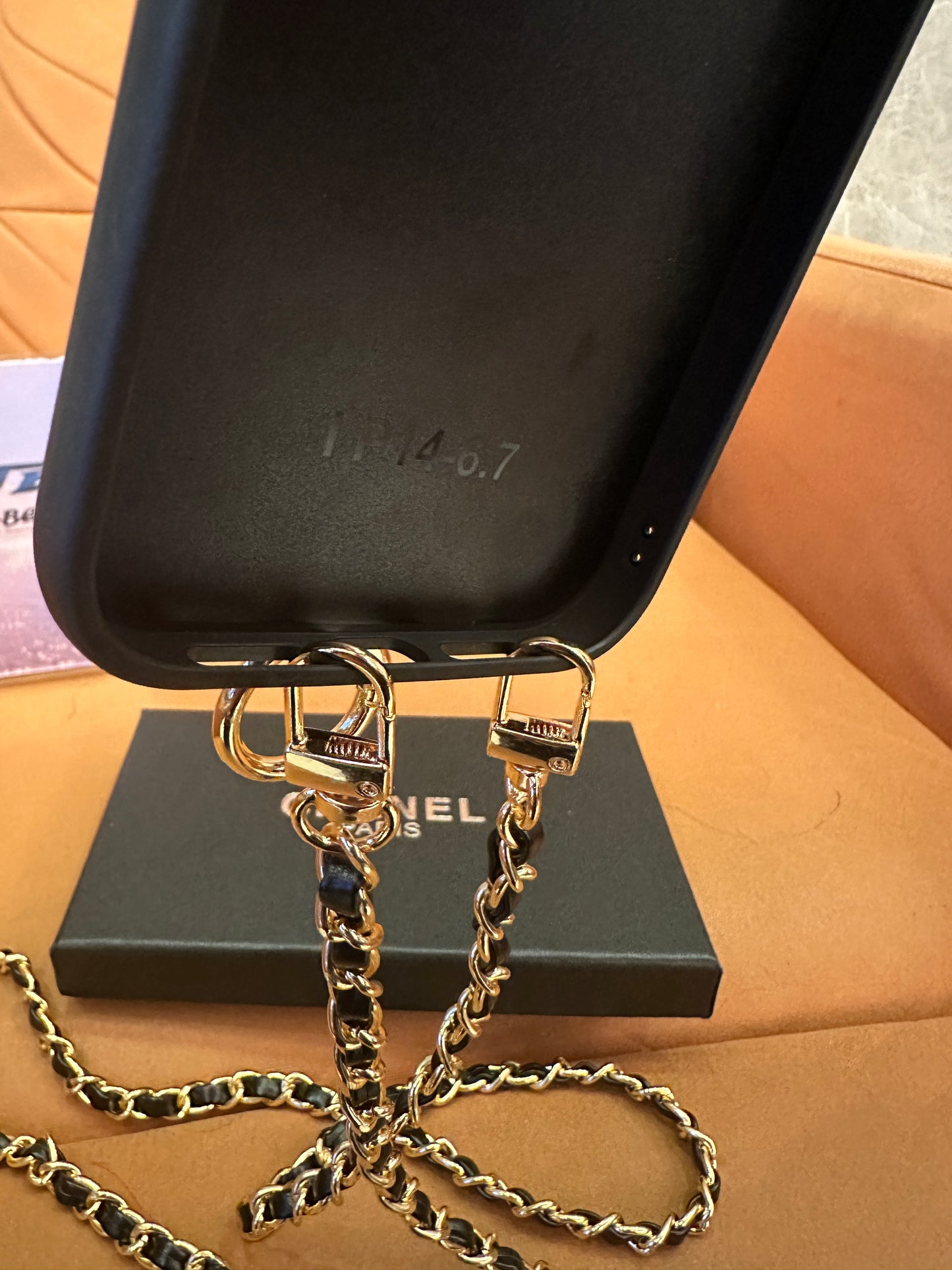 Bolsa para Telemóvel Chanel em Pele Preta Acolchoada com Alça de Corrente e Bolso com Logótipo CC