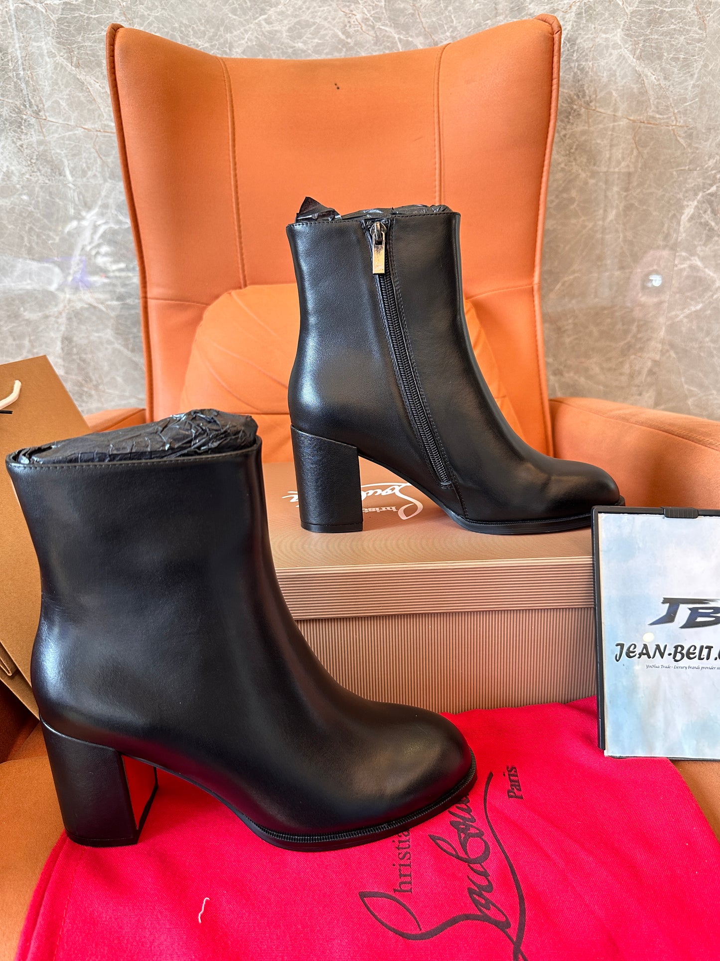 Botines negros de mujer Christian Louboutin con suela roja