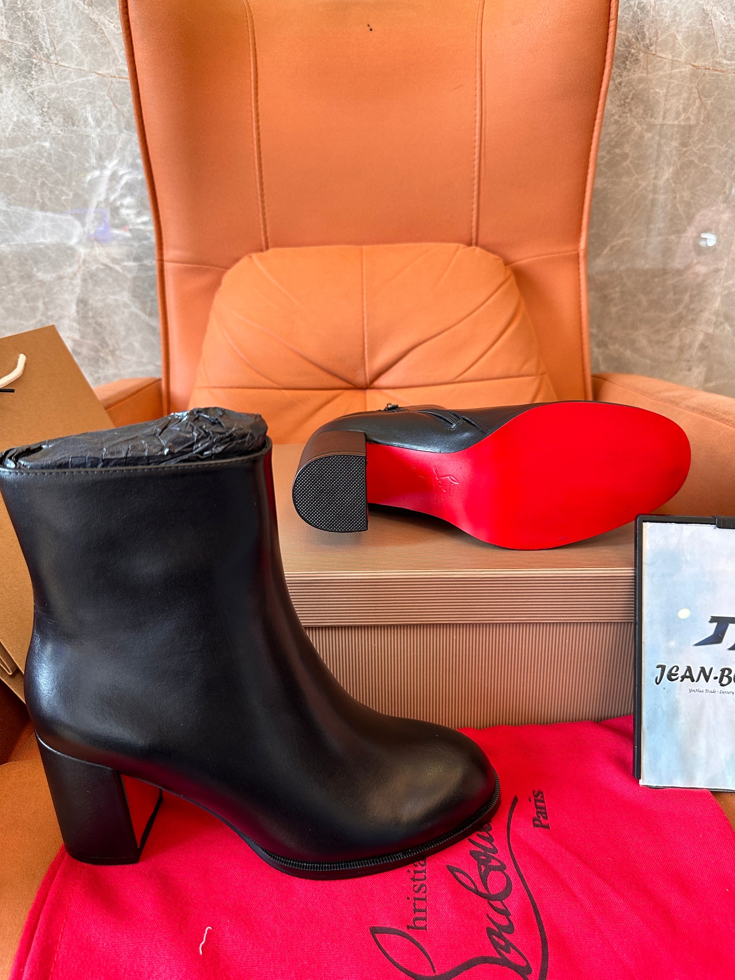 Botines negros de mujer Christian Louboutin con suela roja