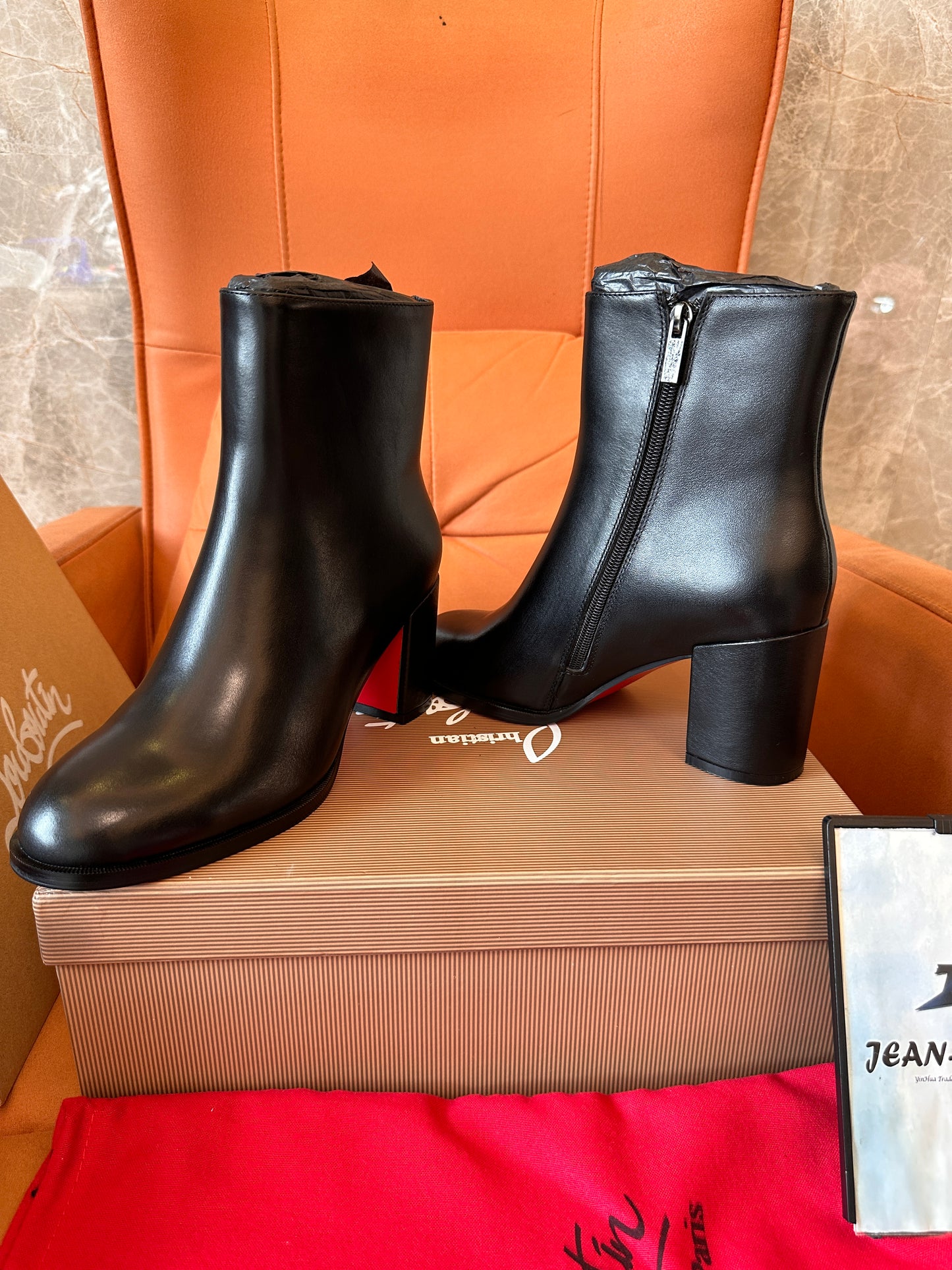 Botines negros de mujer Christian Louboutin con suela roja
