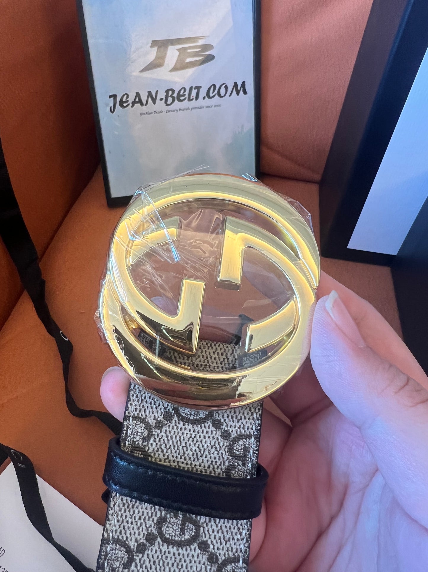 Cinturón Gucci GG Supreme con hebilla de doble G dorada