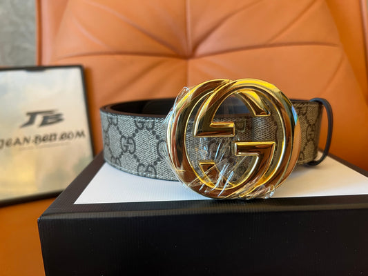 Cinto Gucci GG Supreme com fivela dupla G dourada