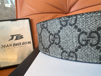 Cinturón Gucci GG Supreme con hebilla de doble G dorada