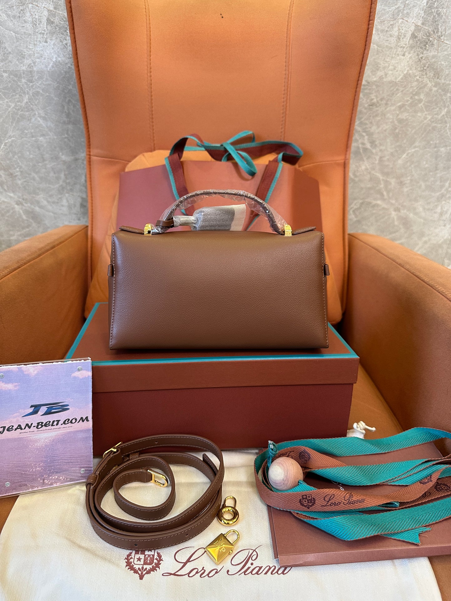 Mala de Mão Loro Piana Classic Box em Pele – Castanha | Mala de Mão Pequena Estruturada