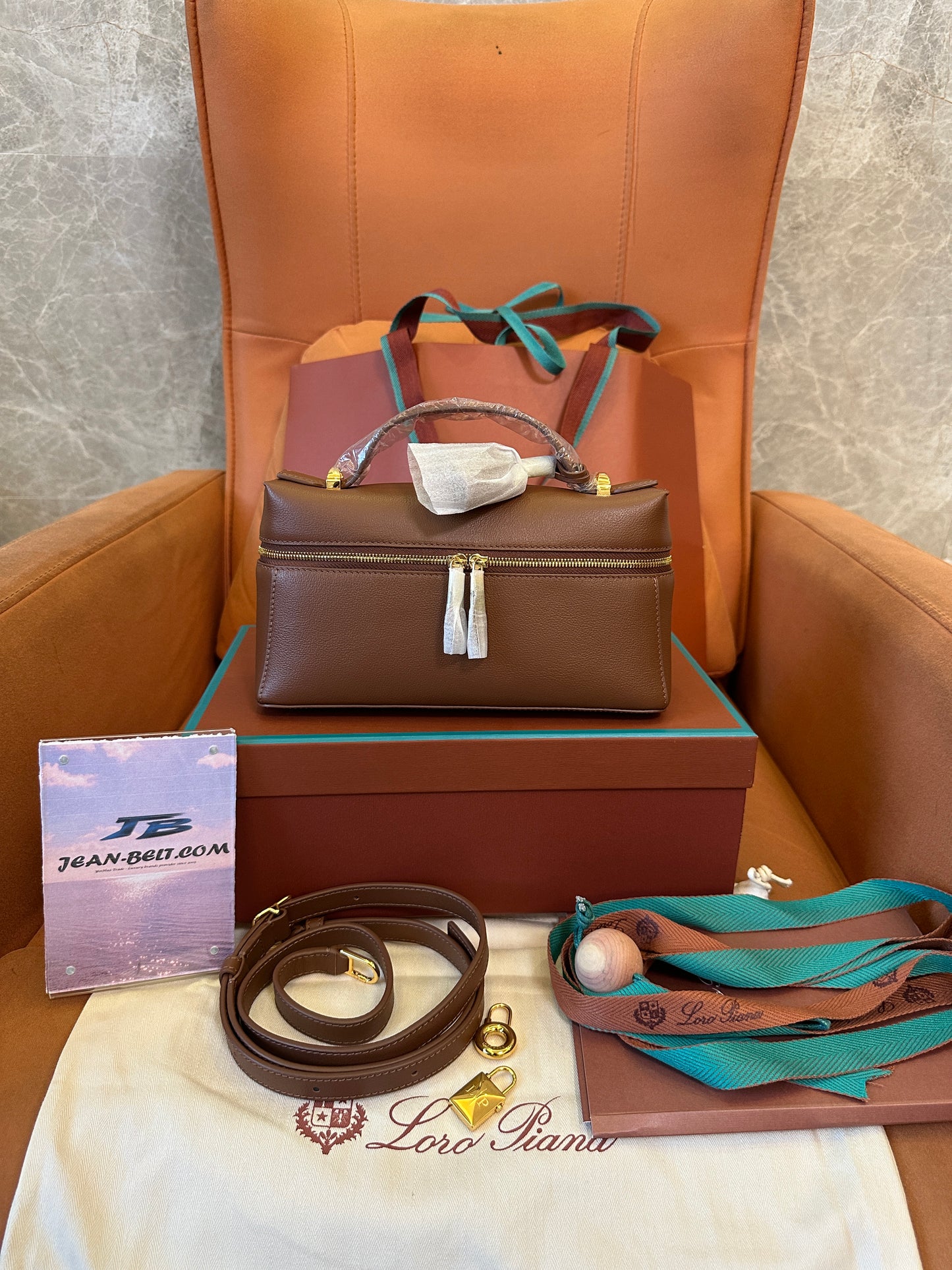 Mala de Mão Loro Piana Classic Box em Pele – Castanha | Mala de Mão Pequena Estruturada