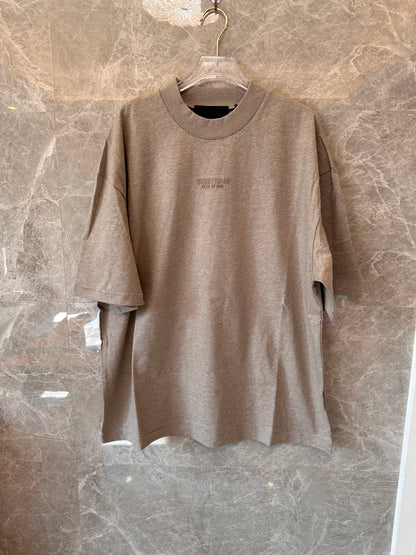 Camiseta extragrande Fear of God Essentials en color topo
