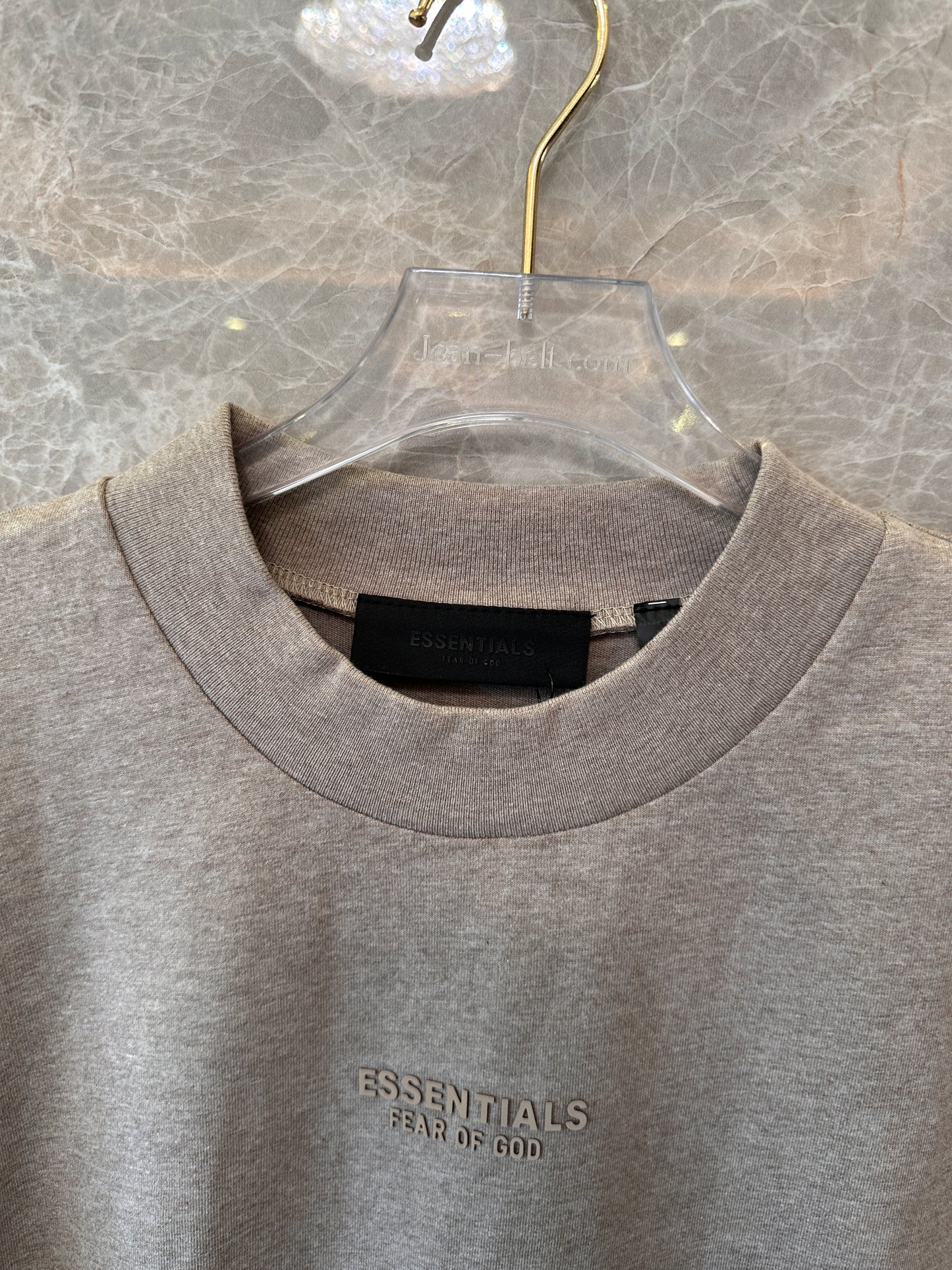 Camiseta extragrande Fear of God Essentials en color topo