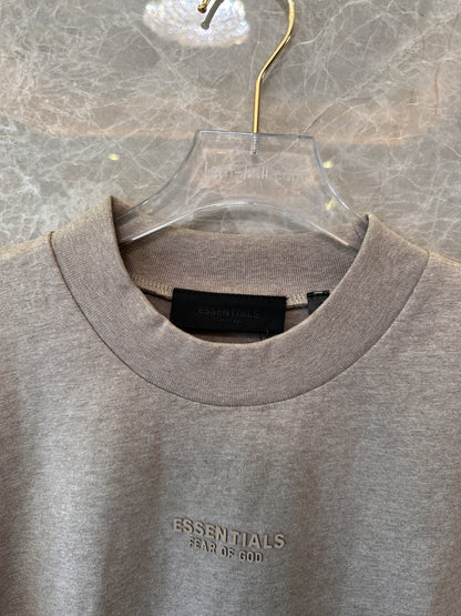 Camiseta extragrande Fear of God Essentials en color topo