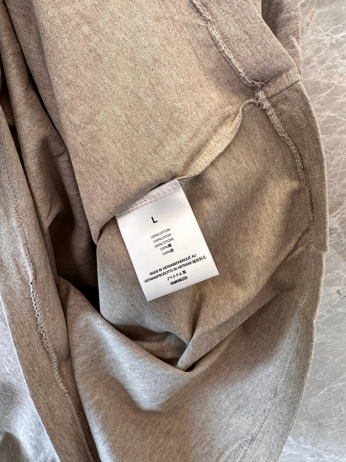 Camiseta extragrande Fear of God Essentials en color topo