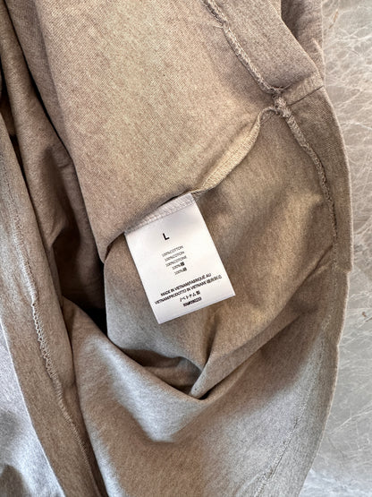 Camiseta extragrande Fear of God Essentials en color topo