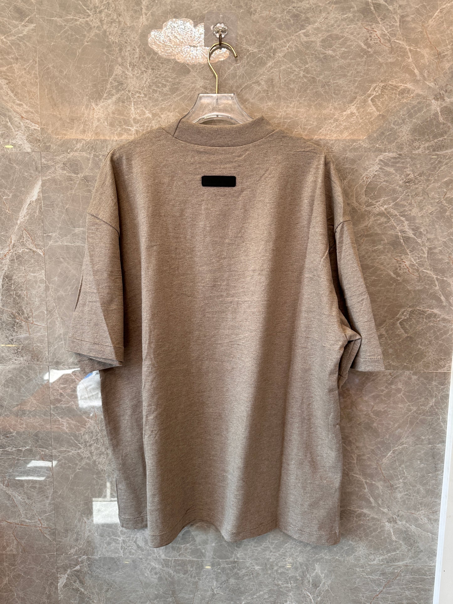 Camiseta extragrande Fear of God Essentials en color topo